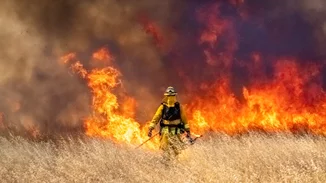 Συνεχίζεται η μάχη με τις φλόγες σε Ρόδο και Κέρκυρα