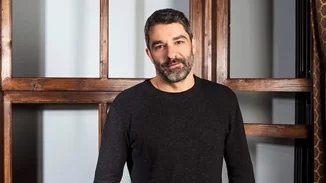 O Πέτρος Λαγούτης κάνει διακοπές στη Σύρο μαζί με τη σύντροφό του, Μάρθα Λαμπίρη Φεντόρουφ, και δείχνουν πιο χαρούμενοι από ποτέ