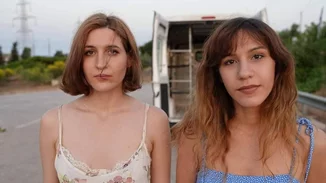 Όλγα και Νίκη Σκιαδαρέση | Οι δίδυμες κόρες του Σκιαδαρέση και της Μάλφα σε μία σπάνια δημόσια εμφάνιση