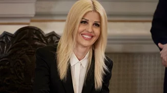 Η Έλενα Ράπτη με κατακόκκινο εφαρμοστό φόρεμα στο κέντρο της Αθήνας | Η σπάνια δημόσια εμφάνιση με τον σύντροφό της, Γιάννη Μπρατάκο