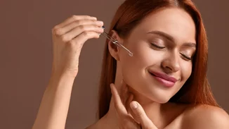 3 πανίσχυροι οροί που μειώνουν τις ρυτίδες και χαρίζουν λάμψη στην επιδερμίδα