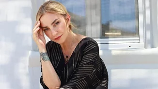 Η Ρούλα Ρέβη μάς δείχνει τη δική της, ωμή αλήθεια | Άβαφη, δίχως ρετούς και φίλτρα, φωτογραφίζεται φορώντας ένα μαύρο κορμάκι