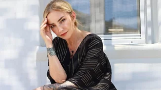 Η Ρούλα Ρέβη φωτογραφίζει τον Αποστόλη Τότσικα με μαγιό σαν άλλο Έλληνα θεό