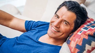 Ο κατάξανθος και πανέμορφος Αλέξανδρος Ρουβάς σε μία σπάνια φωτογραφία με τον μπαμπά του