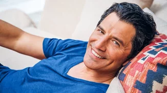 Ο Σάκης Ρουβάς εύχεται στον Πάνο Μουζουράκη για τον γάμο του με τον πιο γλυκό τρόπο