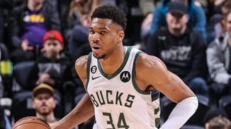 Νέα κορυφή για τον Γιάννη Αντετοκούνμπο στο ΝΒΑ: Ισοφάρισε ιστορικό ρεκόρ του Καρίμ Αμντούλ-Τζαμπάρ [βίντεο]