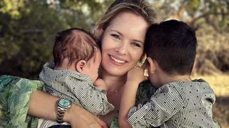 H Anita Brand ποζάρει αγκαλιά με τους γιους της στην πιο χαριτωμένη φωτογραφία ever