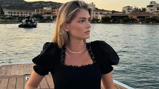 Η Αμαλία Κωστοπούλου με dark cherry nails, την πιο hot τάση νυχιών της σεζόν