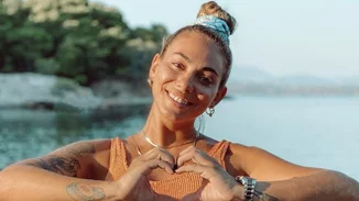 Ευρυδίκη Βαλαβάνη | Με λευκό μπικίνι και εμπριμέ παρεό στα Κουφονήσια, πιο stylish και καλοκαιρινή από ποτέ