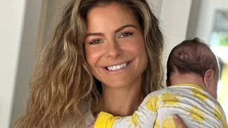 Η Μαρία Μενούνος ταΐζει τη μονάκριβη κόρη της στην πιο καλαίσθητη και ήσυχη γωνιά του σπιτιού της | Η τρυφερή στιγμή μητέρας και παιδιού