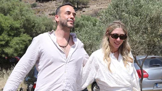 Πάνος Μουζουράκης - Μαριλού Κόζαρη | Η πρώτη εμφάνιση των νεόνυμφων μία μέρα μετά τον γάμο