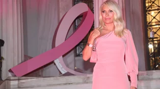 Ελένη Μενεγάκη | Η εκθαμβωτική εμφάνισή της με total pink σύνολο, ως πρέσβειρα της καμπάνιας κατά του καρκίνου του μαστού