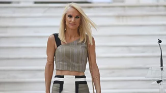 Η Κατερίνα Παναγοπούλου με ένα απίστευτα σέξι φόρεμα γεμάτο cut outs στην παραλία | Η υπέροχη εμφάνισή της την ώρα του ηλιοβασιλέματος και το καλογυμνασμένο της σώμα