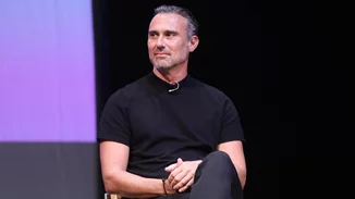 Αποθέωση στο Twitter για τις "Σέρρες" | Το γκέι φιλί του Αλέξανδρου Μπουρδούμη και τα σχόλια για τον Καπουτζίδη