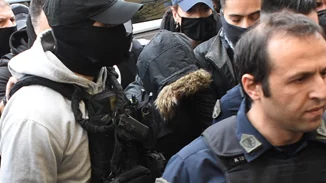 "Κάντε λίγη ησυχία εσείς που βρίσκεστε έξω από το σπίτι της δολοφόνου"