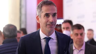 Ο Κώστας Μπακογιάννης ποζάρει με τα παιδιά του και τη Σία Κοσιώνη σε σπάνια οικογενειακή έξοδο