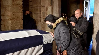 Κηδεία τέως βασιλιά: Ουρές από το πρωί για το λαϊκό προσκύνημα στο παρεκκλήσι της Μητρόπολης [εικόνες - βίντεο]