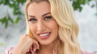 Παιχνίδια στην πισίνα με τον 8 μηνών γιο της | Η Κωνσταντίνα Σπυροπούλου στην πιο χαρούμενη φωτογραφία με τον μονάκριβό της