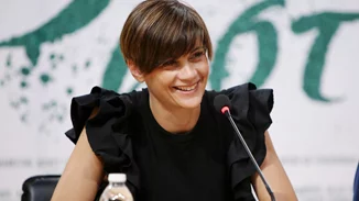 Η Άννα Μαρία Παπαχαραλάμπους σε μία σπάνια δημόσια εμφάνιση με τον πανύψηλο, μελαχρινό γιο της