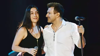 Οι τρεις κούκλες κόρες του Γιάννη Πλούταρχου φωτογραφίζονται μαζί στις διακοπές τους