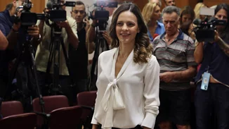 Η Έφη Αχτσιόγλου στην παιδική χαρά με τον γιο της | Το σπάνιο στιγμιότυπο μαμάς και γιου