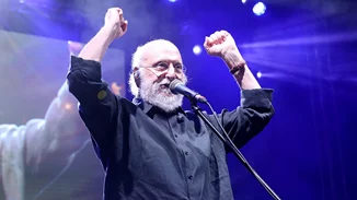 "Στις 28 Οκτωβρίου του 1967. Μέρα του ΟΧΙ εγώ είπα ναι. Και ακόμη με ανέχεται το κορίτσι μου"