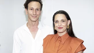 Ο Μιχάλης Σαράντης σε μία σπάνια δημόσια εμφάνιση με τη σύντροφό του, Μαίρη Μηνά