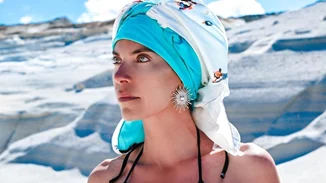 Throwback time | Η Μαρίνα Βερνίκου με πράσινο σατέν φόρεμα στο pre-wedding party της Χριστίνας Μπόμπα και του Σάκη Τανιμανίδη