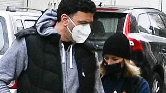 Τζένη Μπαλατσινού – Βασίλης Κικίλιας | Βόλτα με τον δυο μηνών γιο τους στο κέντρο της Αθήνας