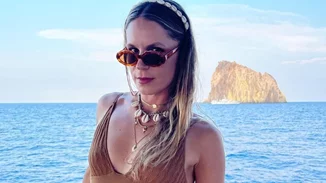 "Αλμυρή και ελεύθερη..." | H Ευγενία Νιάρχου κάνει διακοπές στην Ελλάδα και ποζάρει topless στην πιο μαγευτική παραλία