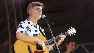 Ο Φοίβος Δεληβοριάς σε μία σπάνια, καλοκαιρινή φωτογραφία με την κόρη του Ιόλη