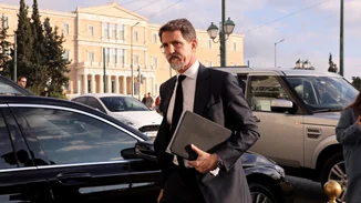 Μόνος στην ουρά του αεροδρομίου ο Παύλος - Η επιστροφή στη Νέα Υόρκη χωρίς τη Μαρί Σαντάλ