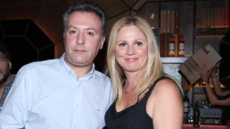 Δημήτρης Οικονόμου | Η σπάνια δημόσια εμφάνιση με τη σύζυγό του και τα δύο τους παιδιά