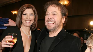 Σπάνιο κλικ | Η Σοφία Αλιμπέρτη στο γάμο της με τον Γιάννη Πάριο - Το εντυπωσιακό νυφικό και το στεφάνι στα μαλλιά