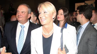 Η Νατάσα Παζαΐτη σε μια σπάνια δημόσια εμφάνιση για ψώνια στα μαγαζιά