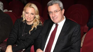 Ο Νίκος Χατζηνικολάου ανέβασε μια σπάνια selfie με την πολύ κομψή σύζυγό του, Κρίστη Τσολακάκη