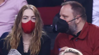 Emma Stone - Γιώργος Λάνθιμος | Στις κερκίδες του ΣΕΦ για το Ολυμπιακός - Μονακό