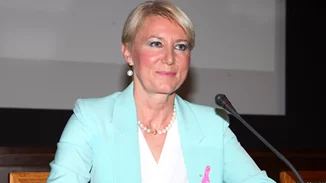 Η σπάνια εμφάνιση της Νατάσας Παζαΐτη με κομψό κατάλευκο κοστούμι