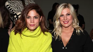 Μαίρη Συνατσάκη - Ράνια Θρασκιά | Οι σπάνιες φωτογραφίες τους από τα παλιά και η φιλία που εξελίχθηκε σε σχέση ζωής