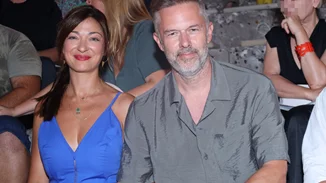 Σαν δίδυμα | Ο Χρήστος Λούλης φωτογραφίζει τα παιδιά του στην παραλία