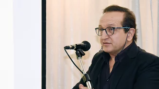 Σπύρος Μπιμπίλας | Το συγκινητικό μήνυμα κάτω από τη φωτογραφία στην οποία φιλάει έναν άλλον άντρα