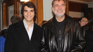 Λάκης Κομνηνός | Ο ξανθός γόης του ελληνικού κινηματογράφου έγινε 80 ετών- Η φωτογραφία με τον γιο του