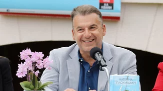 Γιάννης και Δημήτρης Λιάγκας | Ο Γιώργος Λιάγκας κάνει βόλτα στα σοκάκια της Μυκόνου έχοντας στο πλευρό του τους πανήψυλους γιους του