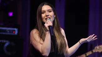 Νικόλ Σαραβάκου | Η σπάνια εμφάνιση με τους γονείς της και η απίστευτη ομοιότητα με τη μητέρα της, Βίκυ Γεροθόδωρου