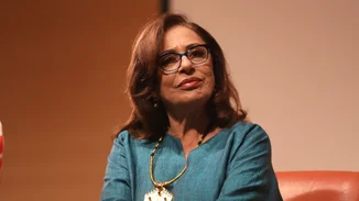 Η Χάρις Αλεξίου στο Θέατρο Βράχων αγκαλιά με τους συμπρωταγωνιστές της από τη σειρά "Maestro", Γιάννη Τσορτέκη και Ορέστη Χαλκιά