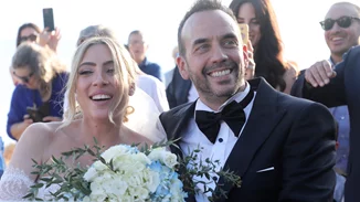 Πάνος Μουζουράκης και Μαριλού Κόζαρη | Οι πρώτες φωτογραφίες μέσα από το μαιευτήριο και η απερίγραπτη χαρά του τραγουδιστή