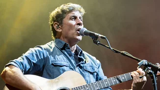 Σωκράτης Μάλαμας | Το Twitter "δικάζει" τον καλλιτέχνη για το γνωστό περιστατικό με το πανό