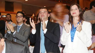 Αλίκη Καραμανλή |Το εφαρμοστό φόρεμα που ανέδειξε τη σιλουέτα της - Η εμφάνιση με τον αδερφό και τη μητέρα της, Νατάσα Παζαΐτη