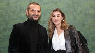 O Λεωνίδας Κουτσόπουλος δουλεύει έχοντας στην αγκαλιά του τον μονάκριβο γιο του