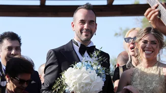 Ο Πάνος Μουζουράκης και η Μαριλού Κοζάρη μόλις παντρεύτηκαν | Το παραμυθένιο νυφικό, τα χαμόγελα ευτυχίας και οι λαμπεροί καλεσμένοι